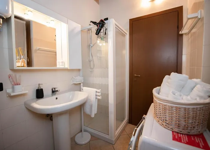 The Three Moons Hébergement de vacances Peschiera del Garda